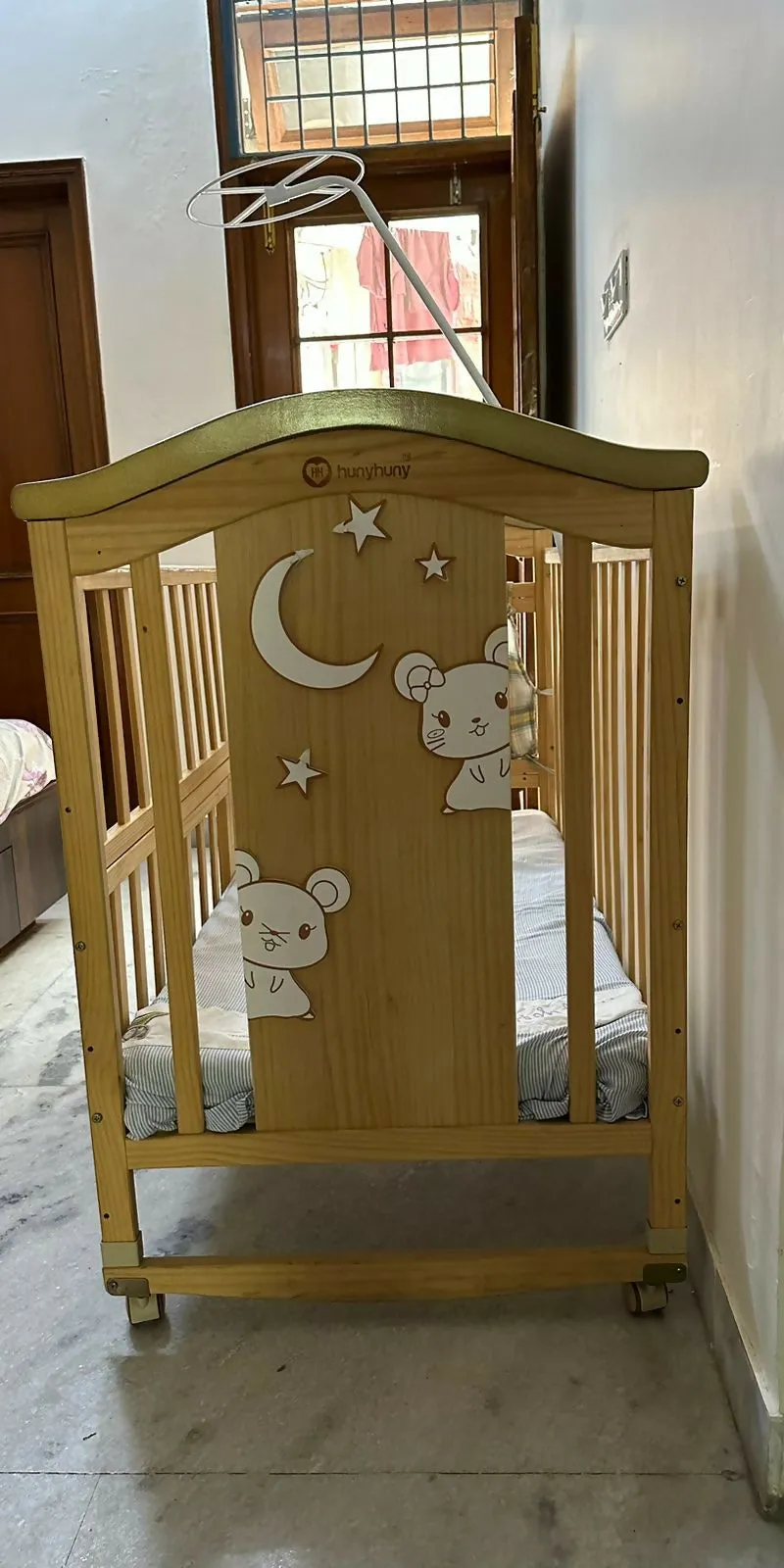 HUNY HUNY Crib/Cot for Baby (HHWBB716-WM) with Mattresses and BABYHUG Drysheets, Dimensions: 123×66×100 cm