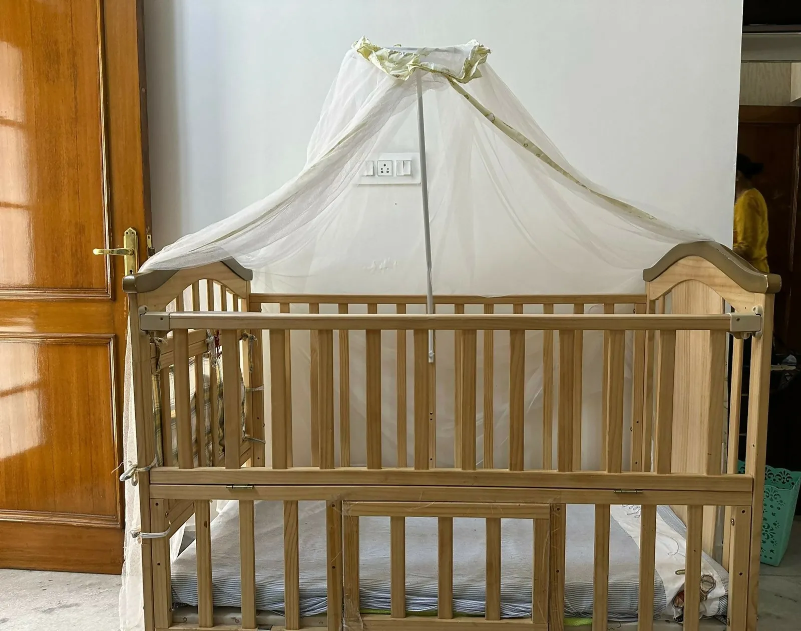 HUNY HUNY Crib/Cot for Baby (HHWBB716-WM) with Mattresses and BABYHUG Drysheets, Dimensions: 123×66×100 cm